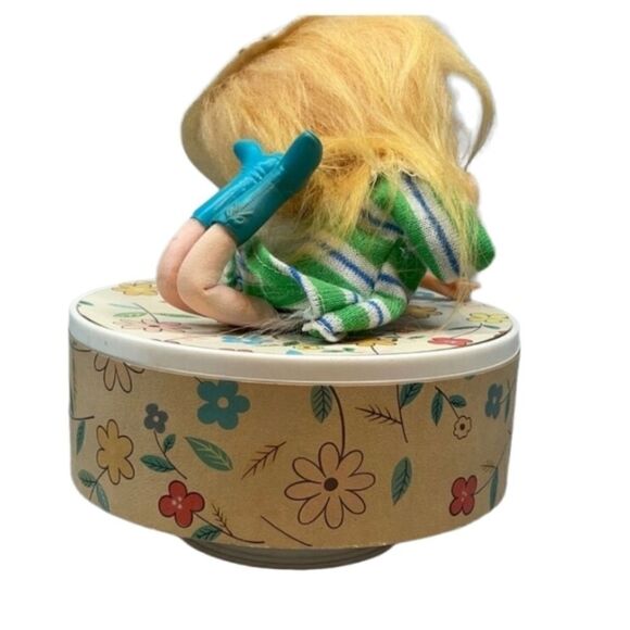 Vintage Kitschy MCM Roman Kogei Girl Stockinette Girl & Dog Music Trinket Box - Picture 8 of 8